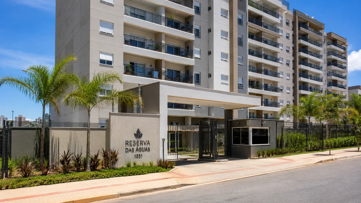Apartamentos. Fachada de condomínio de apartamentos residenciais moderno no Brasil, típico de atendimento em domicílio